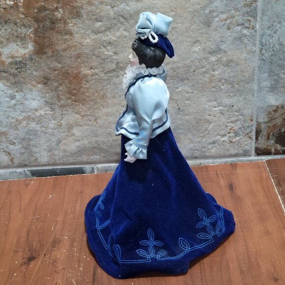 Vintage Avon Porcelain Victorian Doll 8 Inch Tall 1987 - Picture 12 of 12